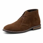 bottines desert homme marron a aspect veloute vue de trois quarts sur fond blanc 45427