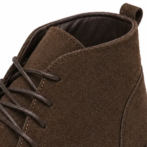 bottines desert homme marron en suedine detail des lacets et de la texture suedee 45445