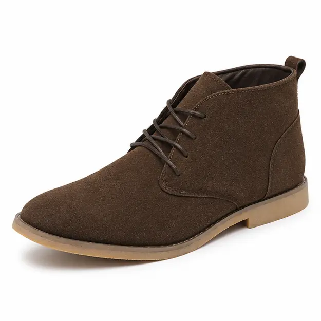 bottines desert homme marron en suedine vue de trois quarts sur fond blanc 45445