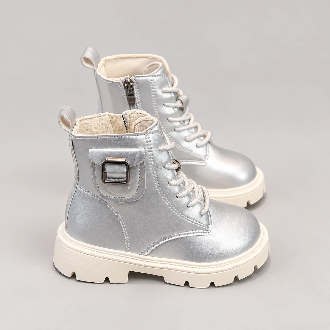 bottines enfant argentees a lacets et boucle laterale presentation fond neutre