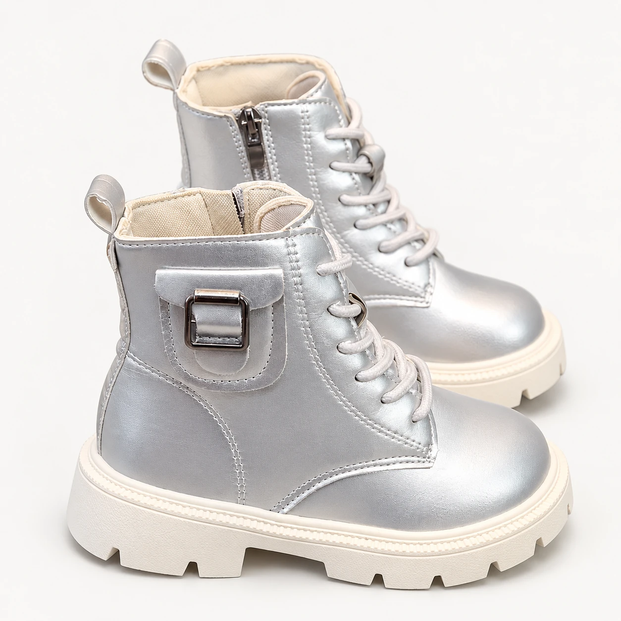 bottines enfant argentees a lacets et boucle laterale vue rapprochee finitions