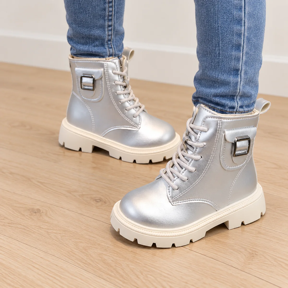 bottines enfant argentees non fourrees a boucle rectangulaire portees par un enfant