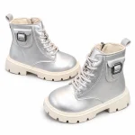 bottines enfant argentees non fourrees a boucle rectangulaire sur fond blanc