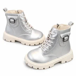 bottines enfant argentees non fourrees a boucle rectangulaire sur fond blanc