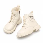 bottines enfant beige ivoire a boucle argentee sur fond blanc