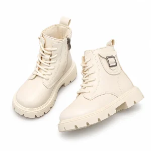 bottines enfant beige ivoire a boucle argentee sur fond blanc