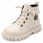 bottines enfant beiges a lacets et semelle crantee sur fond blanc