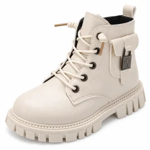 bottines enfant beiges a lacets et semelle crantee sur fond blanc