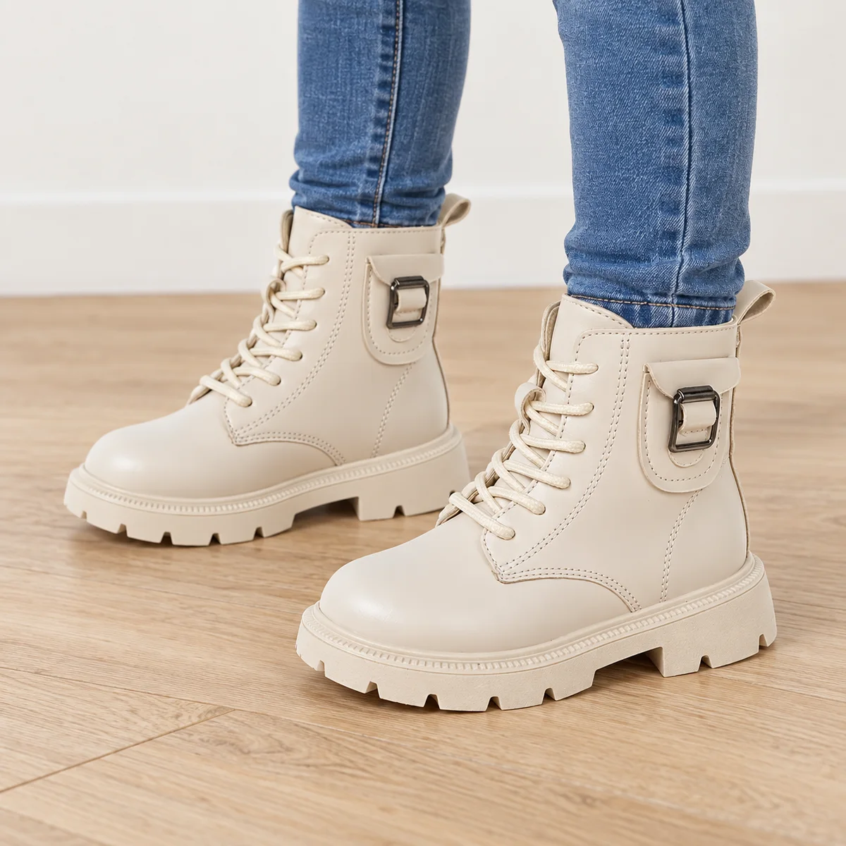 bottines enfant beiges a plateforme et boucle rectangulaire portees par un enfant