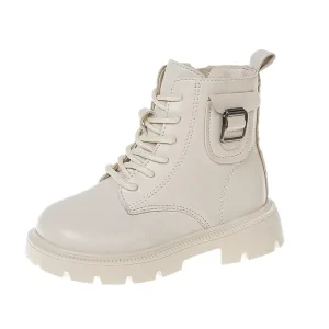 bottines enfant beiges a plateforme et boucle rectangulaire sur fond blanc