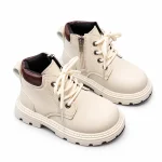bottines enfant beiges a zip et lacets style britannique sur fond blanc
