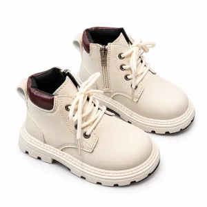 bottines enfant beiges a zip et lacets style britannique sur fond blanc