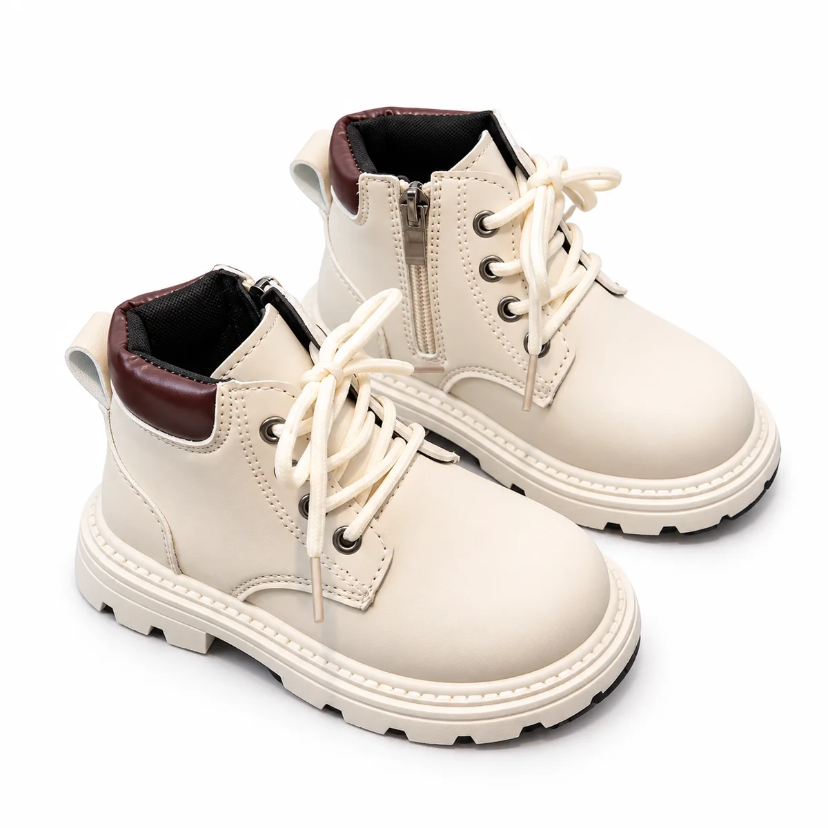 bottines enfant beiges a zip et lacets style britannique sur fond blanc
