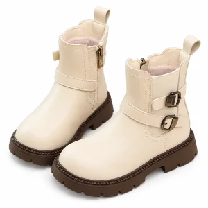 bottines enfant beiges fourrees a deux boucles sur fond blanc