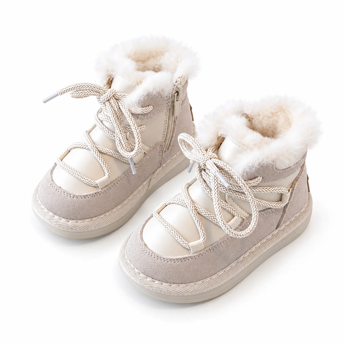 bottines enfant beiges fourrees a lacets et zip sur fond blanc