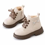 bottines enfant beiges fourrees a semelle marron sur fond blanc