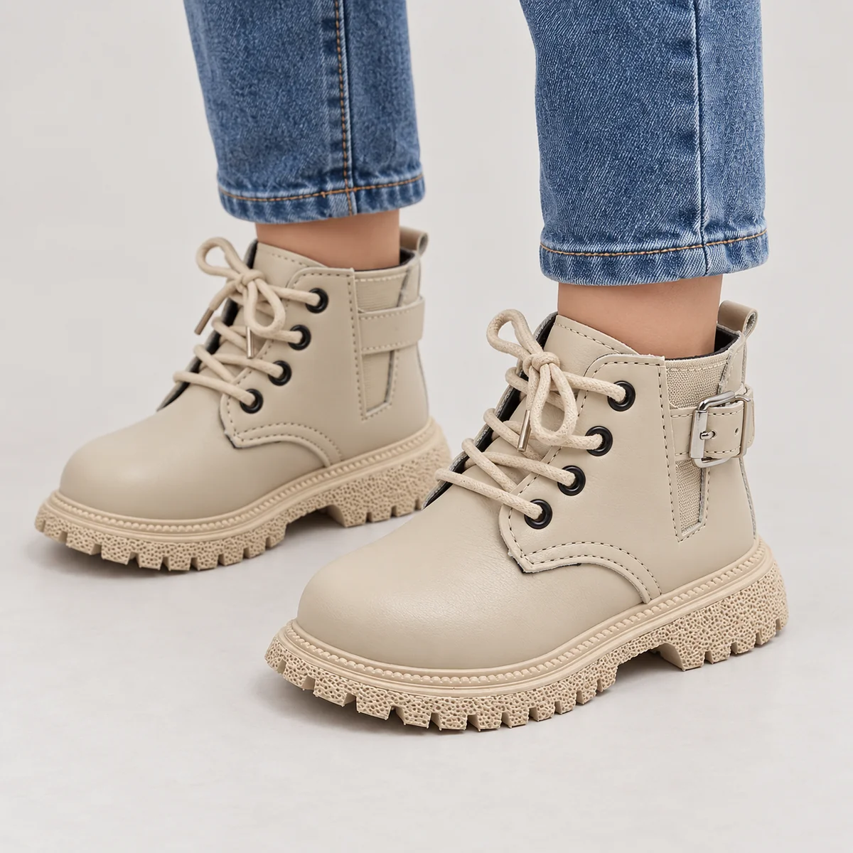 bottines-enfant-beiges-lacets-portees