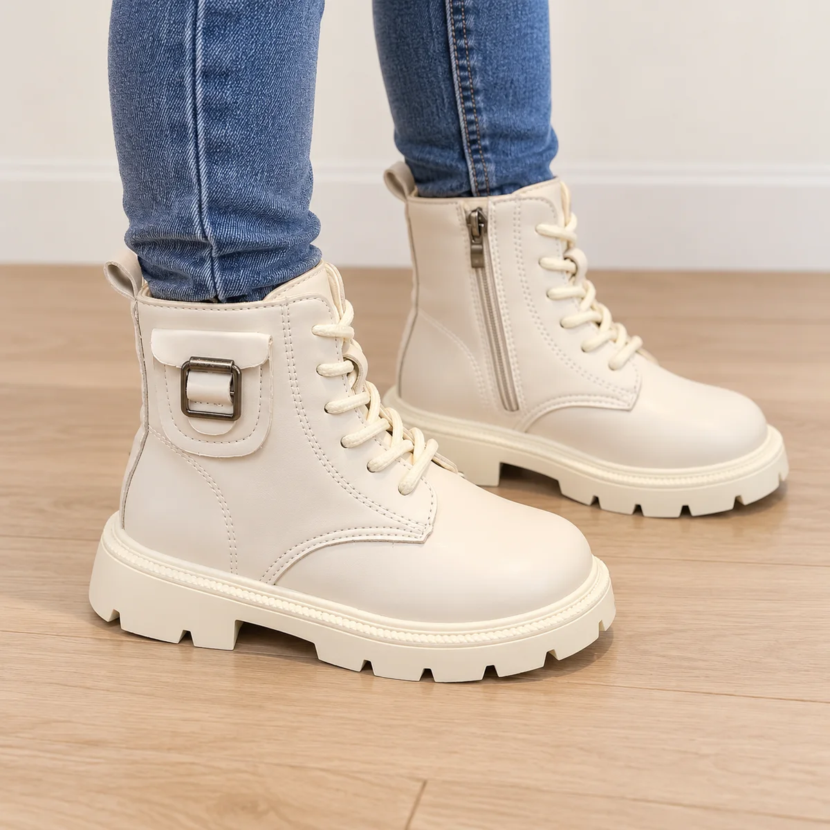 bottines enfant beiges non fourrees a boucle rectangulaire et zip portees par un enfant