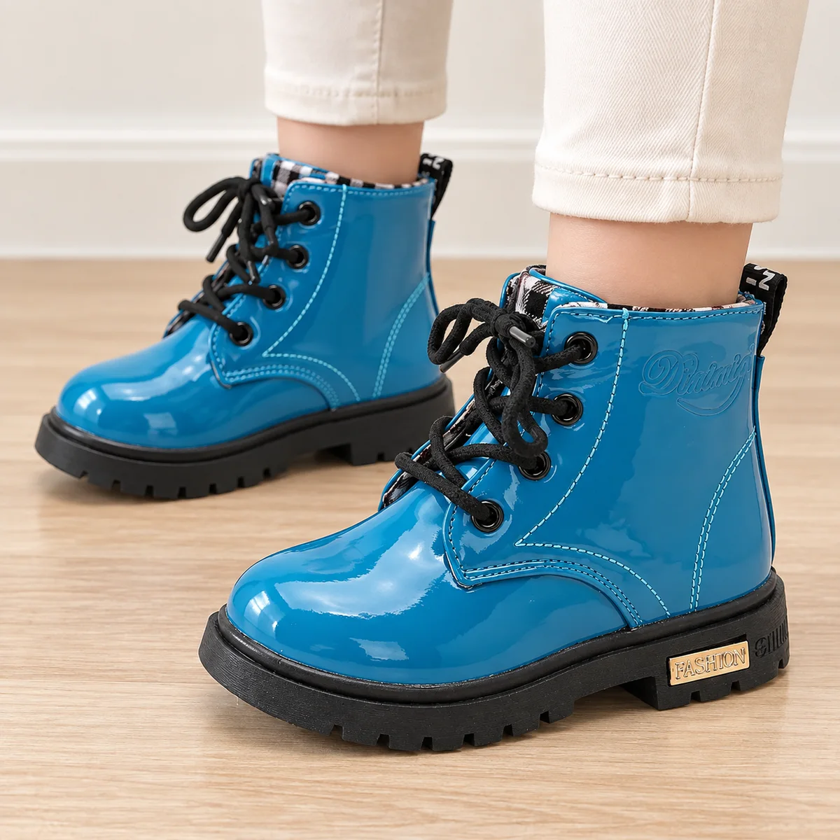 bottines enfant bleues a lacets en similicuir portees par un enfant