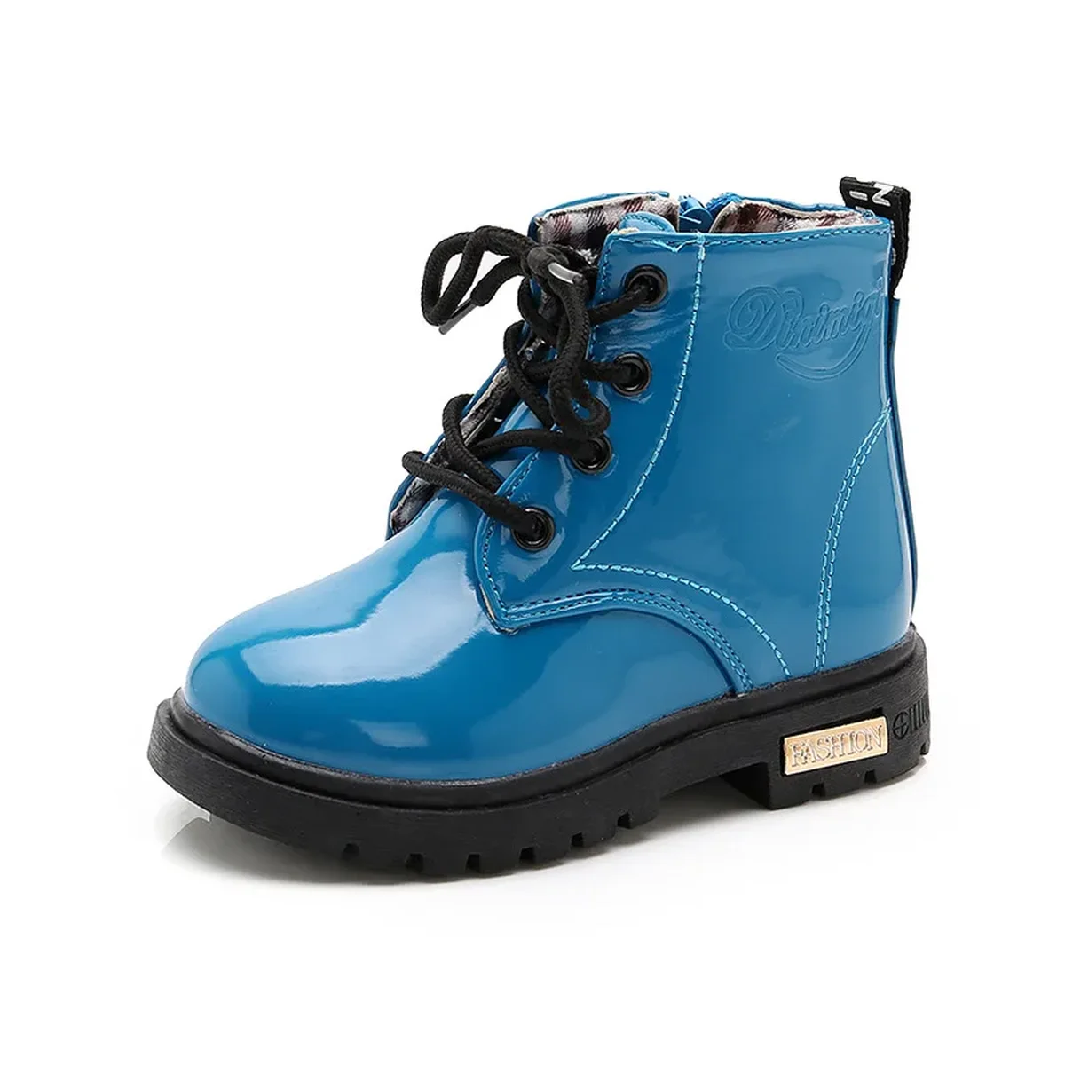 bottines enfant bleues a lacets en similicuir sur fond blanc