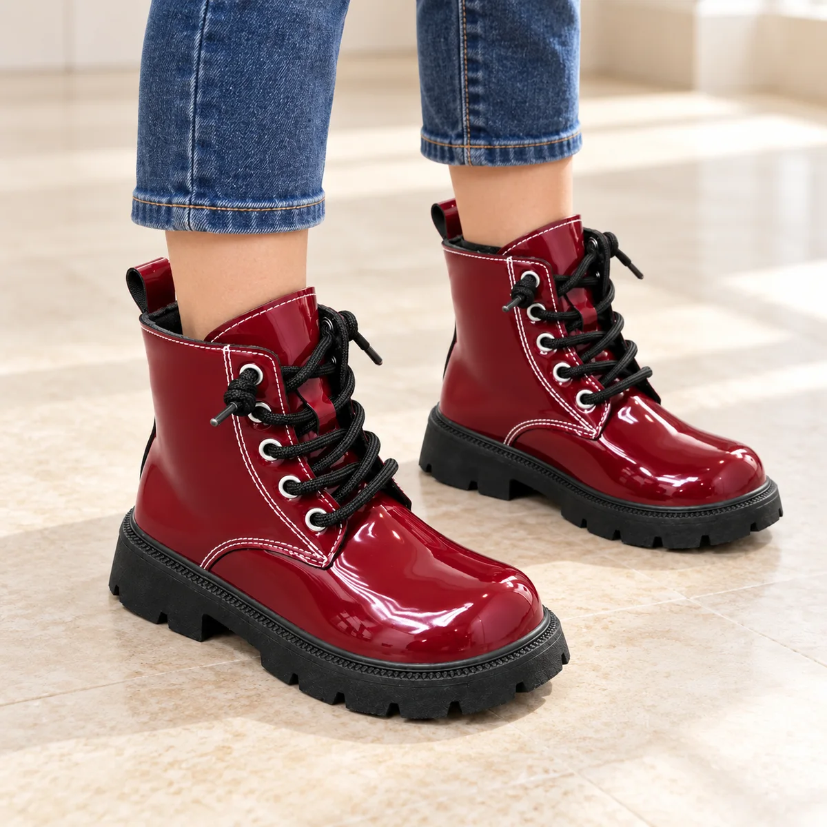 bottines enfant bordeaux a lacets et zip portees par un enfant
