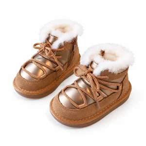 bottines enfant camel fourrees a lacets et zip sur fond blanc