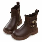 bottines enfant chocolat fourrees a deux boucles sur fond blanc