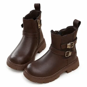 bottines enfant chocolat fourrees a deux boucles sur fond blanc