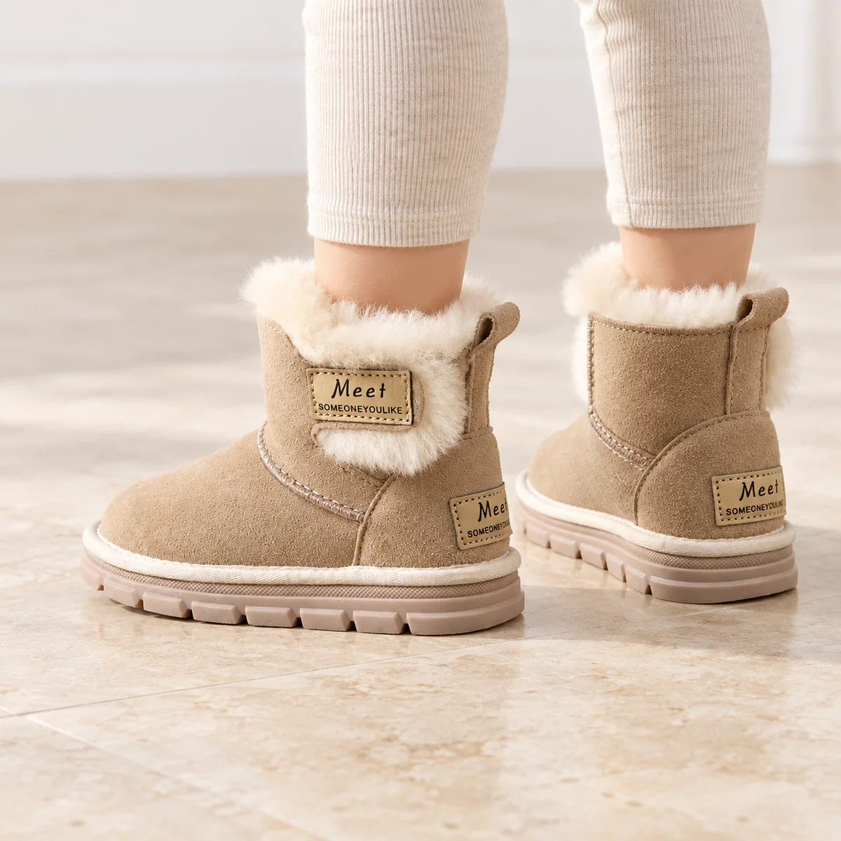 bottines enfant creme fourrees a scratch portees par un enfant