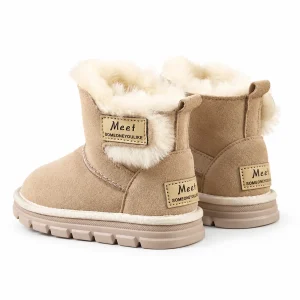 bottines enfant creme fourrees a scratch sur fond blanc
