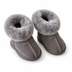 bottines enfant grises fourrees a revers sur fond blanc