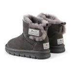 bottines enfant grises fourrees a scratch sur fond blanc