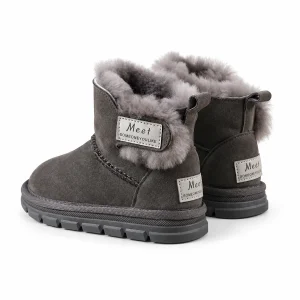 bottines enfant grises fourrees a scratch sur fond blanc