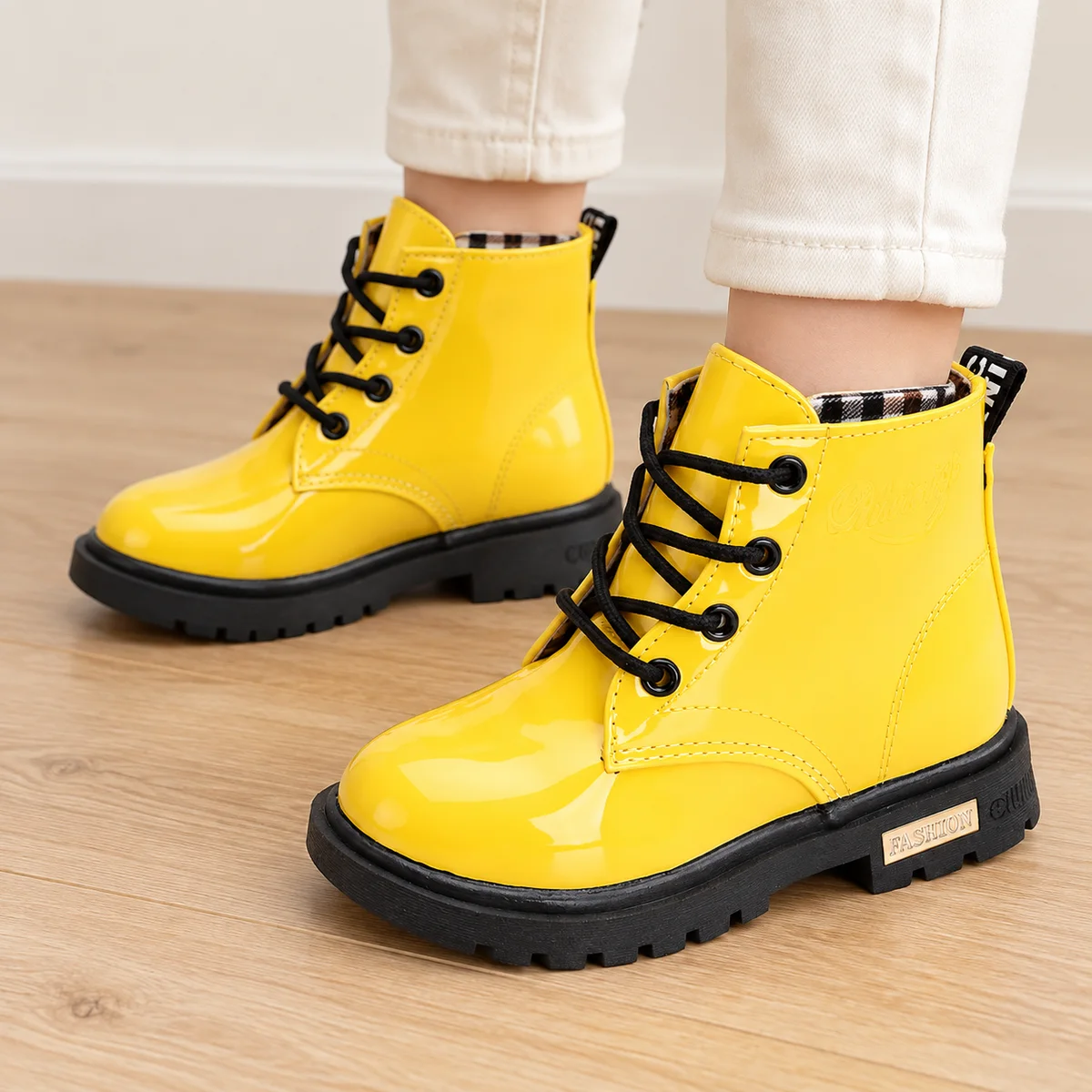 bottines enfant jaunes a lacets en similicuir portees par un enfant