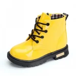 bottines enfant jaunes a lacets en similicuir sur fond blanc