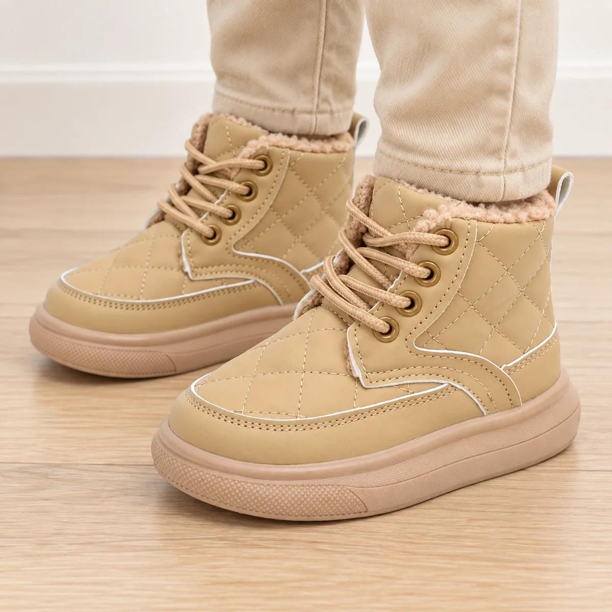 bottines enfant kaki clair matelassees a lacets portees par un enfant