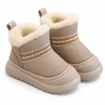 bottines enfant kaki fourrees a bande decorative sur fond blanc