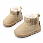 bottines enfant kaki fourrees a zip et revers sur fond blanc