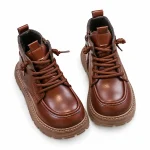 bottines enfant marron a lacets et coutures sur le bout sur fond blanc