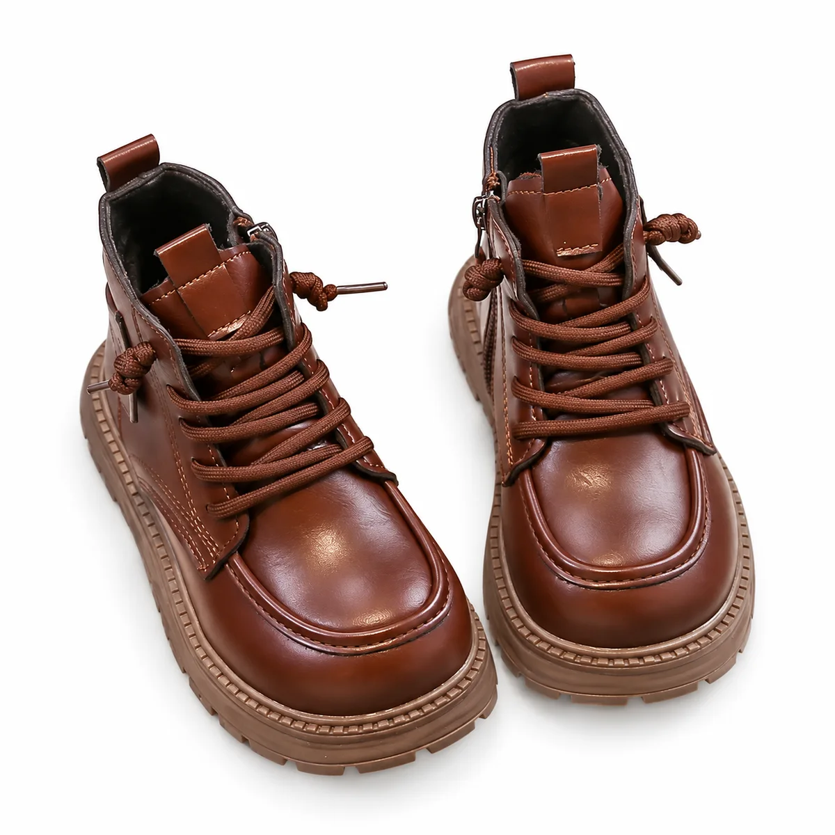 bottines enfant marron a lacets et coutures sur le bout sur fond blanc