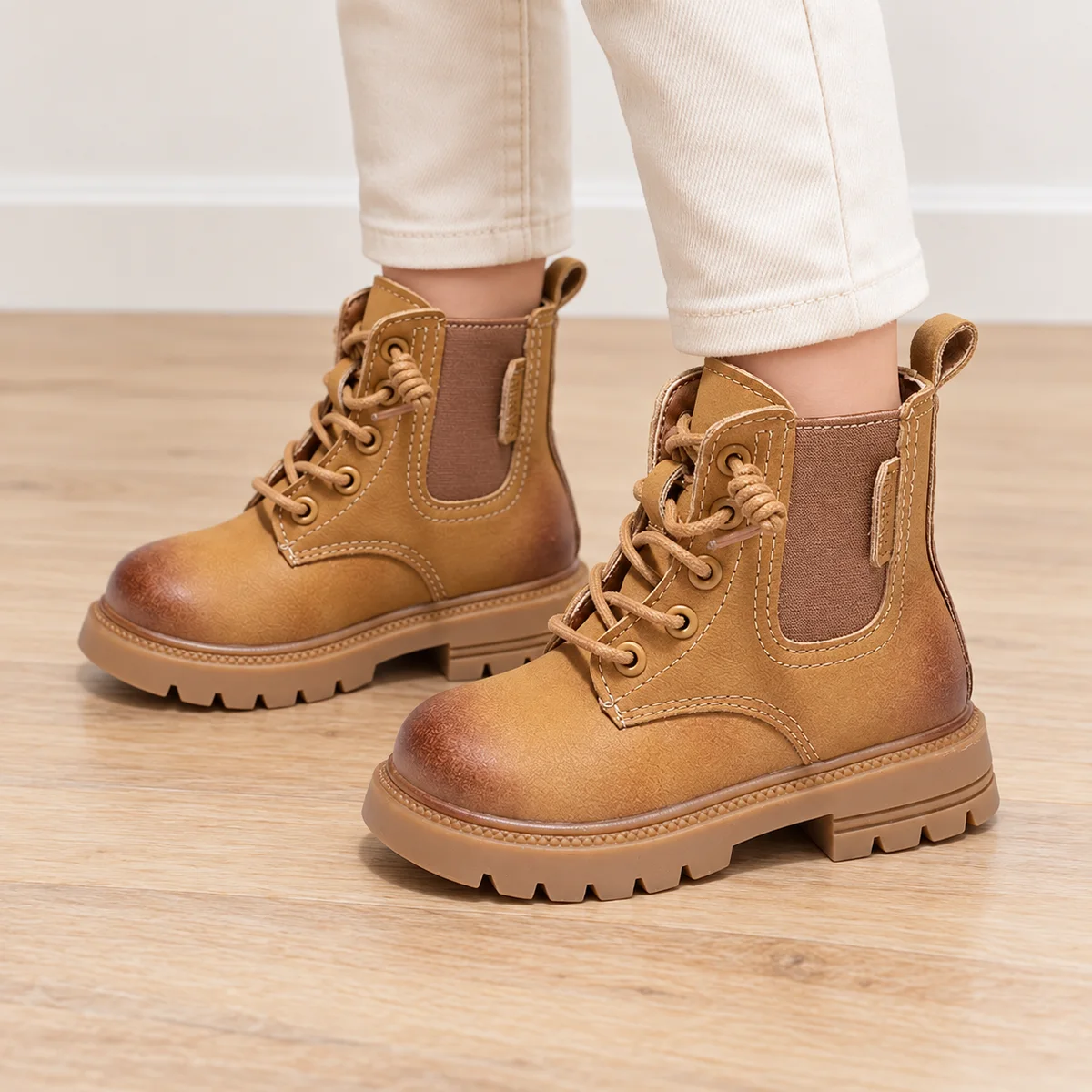 bottines enfant marron a lacets portees par un enfant