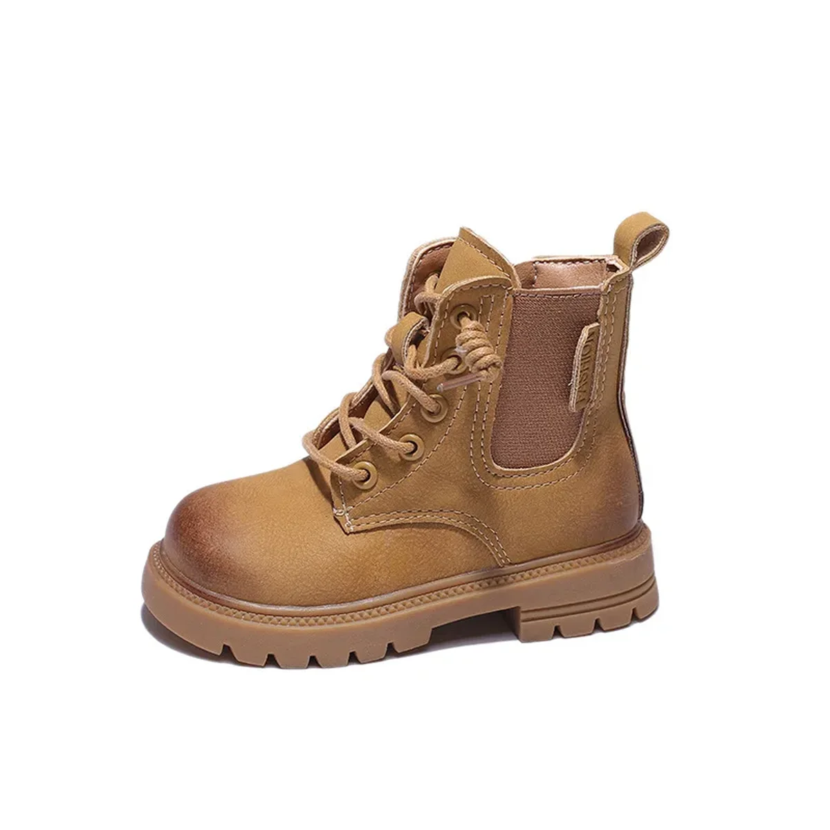 bottines enfant marron a lacets sur fond blanc
