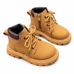 bottines enfant marron a zip et lacets style britannique sur fond blanc