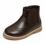 bottines enfant marron fonce retro a perforations decoratives sur fond blanc