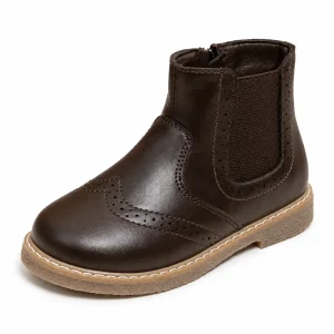 bottines enfant marron fonce retro a perforations decoratives sur fond blanc