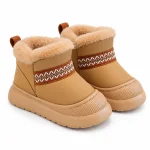 bottines enfant marron fourrees a bande decorative sur fond blanc
