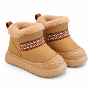 bottines enfant marron fourrees a bande decorative sur fond blanc