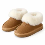 bottines enfant marron fourrees a revers sur fond blanc