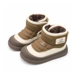 bottines enfant marron fourrees a scratch sur fond blanc