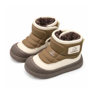bottines enfant marron fourrees a scratch sur fond blanc
